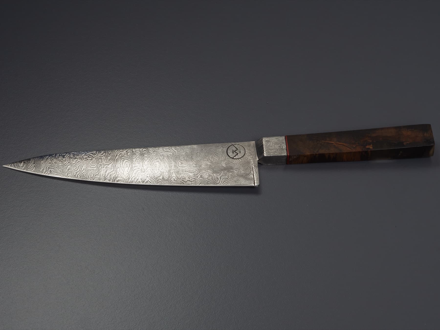 Fertiges Damast-Kochmesser mit Holzgriff