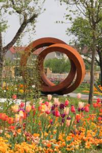 Für das Gartenschaugelände in Schwäbisch Gmünd wurde ein "Trauzimmer" im Grünen entworfen. Die symbolischen Trauringe wurden in unserer Werkstatt gefertigt.