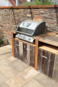 Die Küche im Außenbereich bietet Platz für alles was ein gutes Essen braucht.